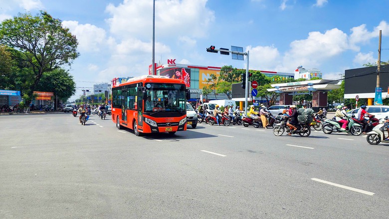Đi khắp Tây Đô dễ dàng với xe buýt- Ảnh 1.