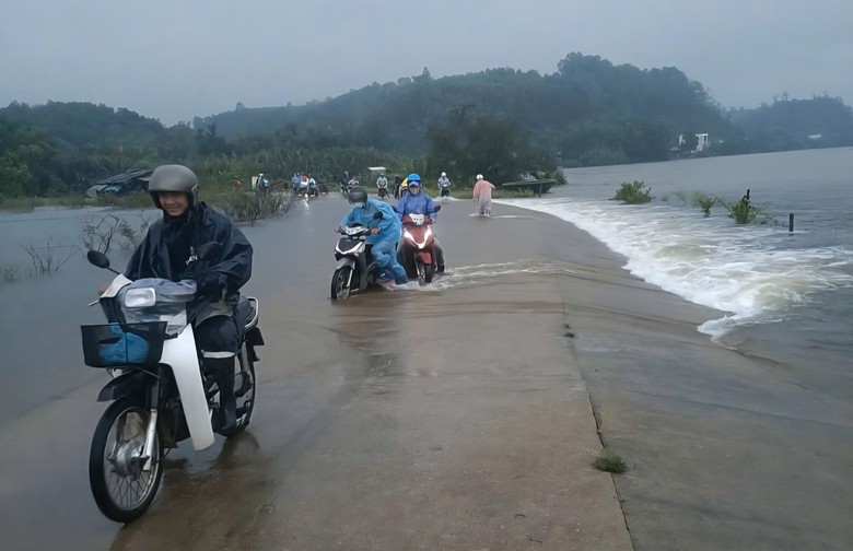 Mưa lớn gây ngập nhiều nơi tại khu kinh tế Dung Quất- Ảnh 1.