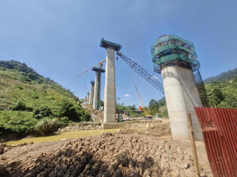 Tăng cường máy móc, nhân lực đẩy nhanh tiến độ  cao tốc Hòa Bình - Mộc Châu- Ảnh 4.