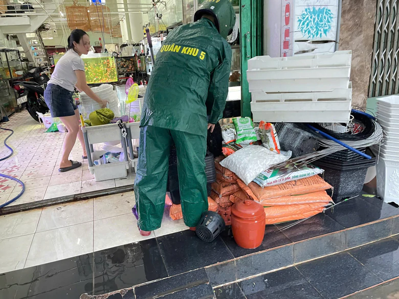 Đà Nẵng: Quân đội ứng trực 24/24h chống mưa lũ, xe thiết giáp lội nước sẵn sàng nhận lệnh- Ảnh 5.