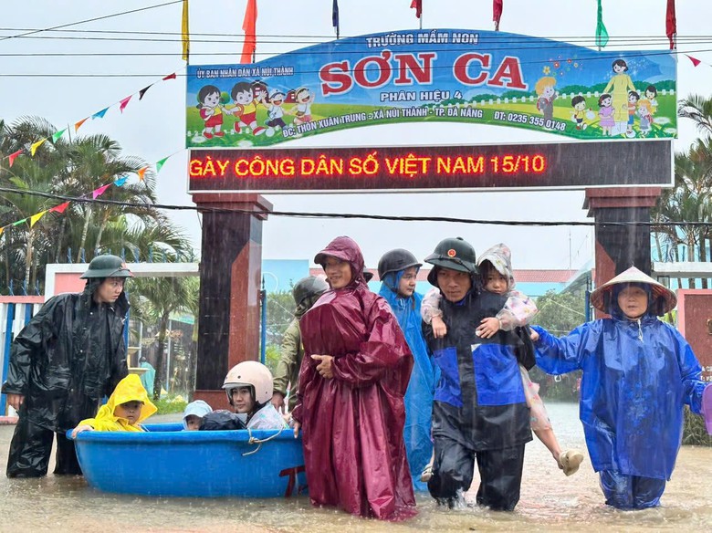Đà Nẵng: Quân đội ứng trực 24/24h chống mưa lũ, xe thiết giáp lội nước sẵn sàng nhận lệnh- Ảnh 6.