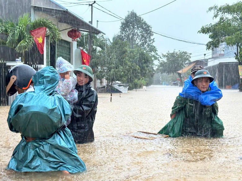 Đà Nẵng: Quân đội ứng trực 24/24h chống mưa lũ, xe thiết giáp lội nước sẵn sàng nhận lệnh- Ảnh 7.