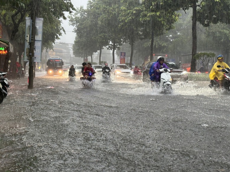 Mưa lớn nước từ hẻm đổ ra như thác, nhiều tuyến đường ở Đồng Nai bị ngập gây ùn tắc- Ảnh 17.