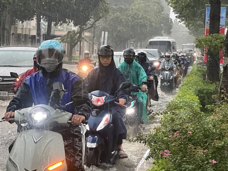 Mưa lớn nước từ hẻm đổ ra như thác, nhiều tuyến đường ở Đồng Nai bị ngập gây ùn tắc- Ảnh 6.