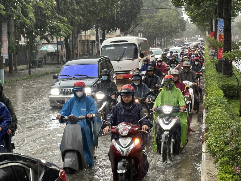Mưa lớn nước từ hẻm đổ ra như thác, nhiều tuyến đường ở Đồng Nai bị ngập gây ùn tắc- Ảnh 3.