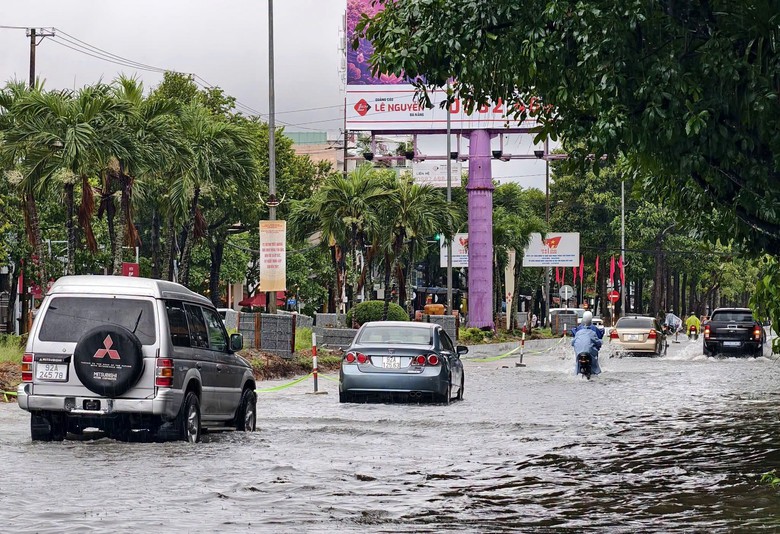 Đà Nẵng: Mưa trắng trời, đường sạt lở, người đi cắt cỏ bị nước cuốn mất tích- Ảnh 4.
