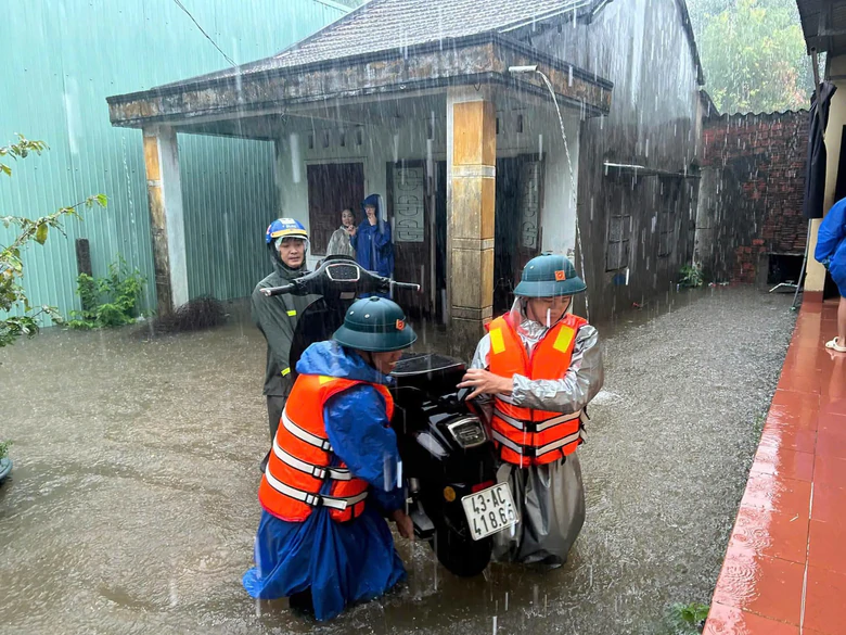 Đà Nẵng: Quân đội ứng trực 24/24h chống mưa lũ, xe thiết giáp lội nước sẵn sàng nhận lệnh- Ảnh 10.