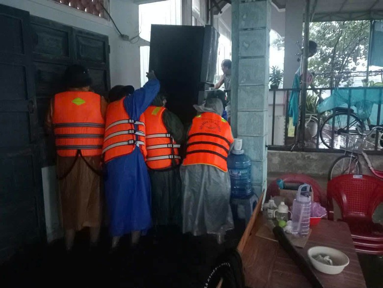Đà Nẵng: Quân đội ứng trực 24/24h chống mưa lũ, xe thiết giáp lội nước sẵn sàng nhận lệnh- Ảnh 12.