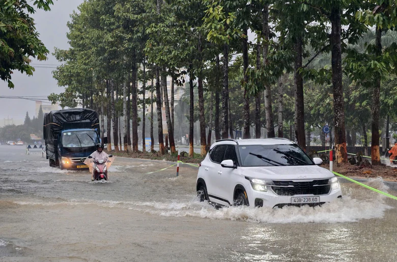 Đà Nẵng: Mưa trắng trời, đường sạt lở, người đi cắt cỏ bị nước cuốn mất tích- Ảnh 5.