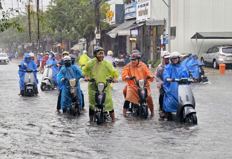 Đà Nẵng: Mưa trắng trời, đường sạt lở, người đi cắt cỏ bị nước cuốn mất tích- Ảnh 7.
