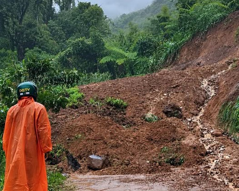 Đà Nẵng: Mưa trắng trời, đường sạt lở, người đi cắt cỏ bị nước cuốn mất tích- Ảnh 3.