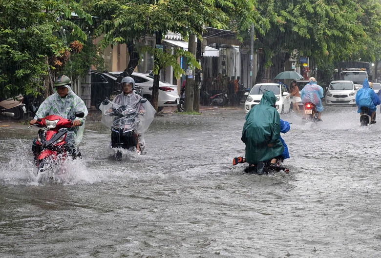 Đà Nẵng: Mưa trắng trời, đường sạt lở, người đi cắt cỏ bị nước cuốn mất tích- Ảnh 8.