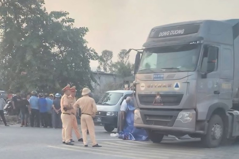 Xe tải kéo theo rơ-moóc va chạm với xe máy khiến một người tử vong- Ảnh 1.