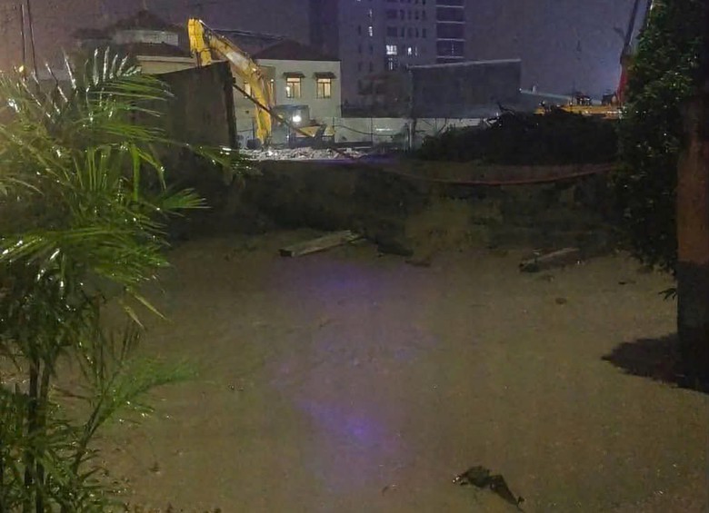 Sau mưa lớn, tường bao công trình xây dựng bị vỡ khiến bùn đất tràn vào nhà dân - Ảnh 3.
