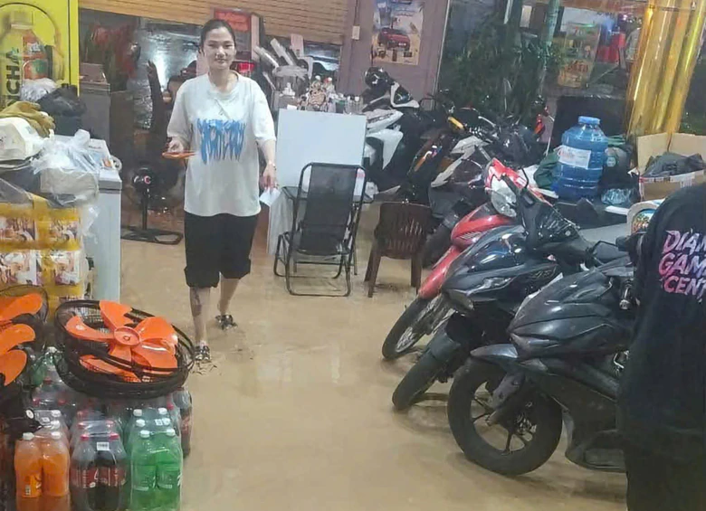 Sau mưa lớn, tường bao công trình xây dựng bị vỡ khiến bùn đất tràn vào nhà dân - Ảnh 4.