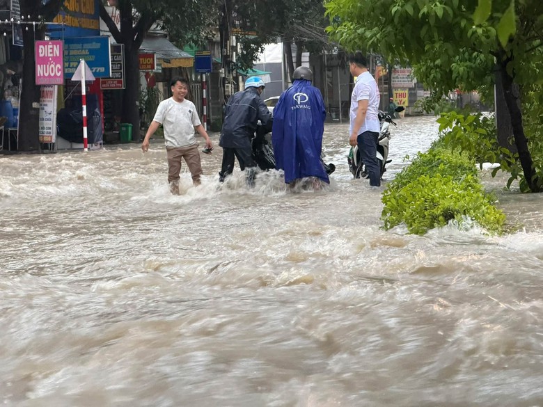 Mưa lớn nước từ hẻm đổ ra như thác, nhiều tuyến đường ở Đồng Nai bị ngập gây ùn tắc- Ảnh 10.