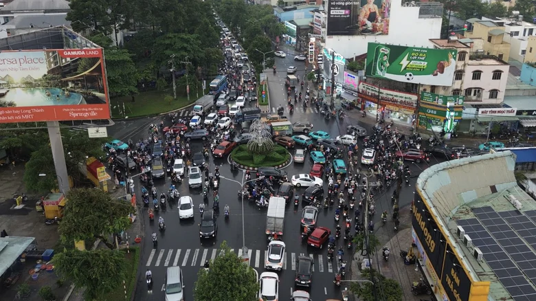 Mưa lớn nước từ hẻm đổ ra như thác, nhiều tuyến đường ở Đồng Nai bị ngập gây ùn tắc- Ảnh 12.