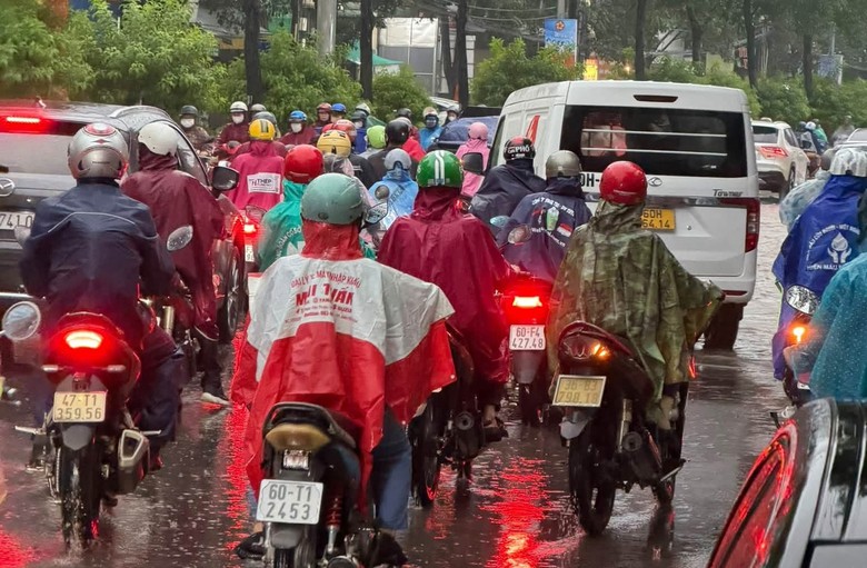 Mưa lớn nước từ hẻm đổ ra như thác, nhiều tuyến đường ở Đồng Nai bị ngập gây ùn tắc- Ảnh 14.