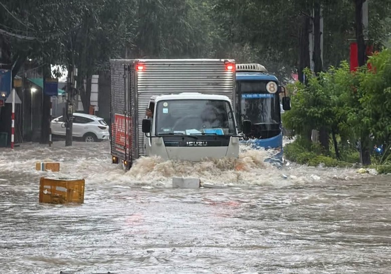 Mưa lớn nước từ hẻm đổ ra như thác, nhiều tuyến đường ở Đồng Nai bị ngập gây ùn tắc- Ảnh 4.