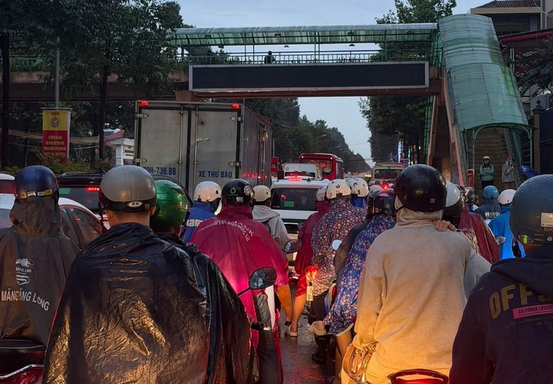 Mưa lớn nước từ hẻm đổ ra như thác, nhiều tuyến đường ở Đồng Nai bị ngập gây ùn tắc- Ảnh 13.