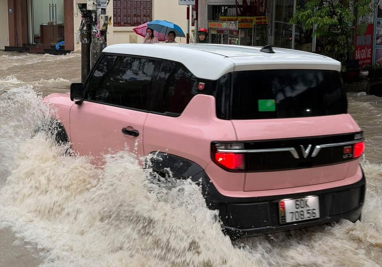 Mưa lớn nước từ hẻm đổ ra như thác, nhiều tuyến đường ở Đồng Nai bị ngập gây ùn tắc- Ảnh 9.