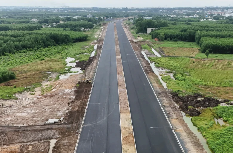 Đồng Nai tăng tốc thi công các dự án trọng điểm, tạo lực đẩy giải ngân đầu tư công- Ảnh 3.