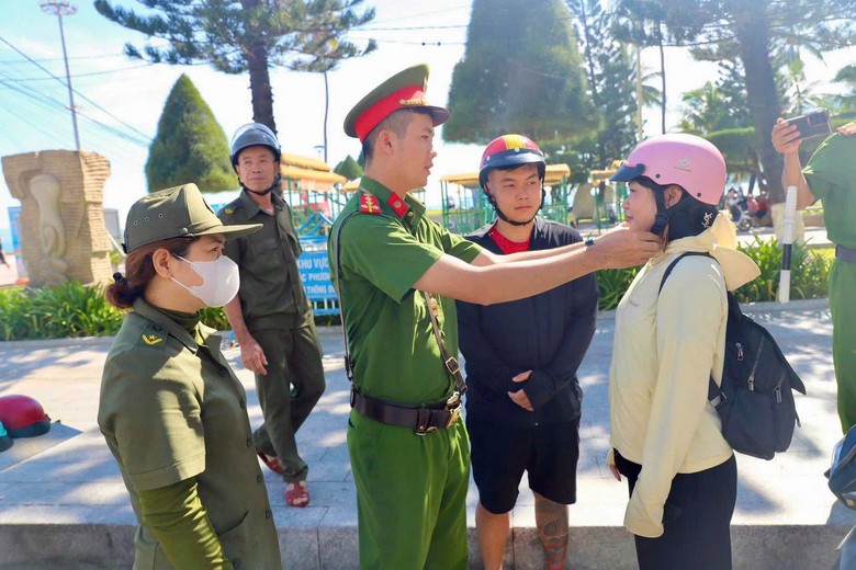 Công an Khánh Hòa tuyên truyền pháp luật, đổi mũ bảo hiểm đạt chuẩn cho người dân- Ảnh 2.