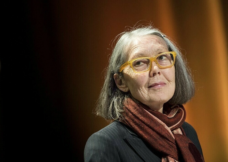 Murakami và Tàn Tuyết tiếp tục trượt giải Nobel Văn học 2026, nhà thơ Anne Carson lên ngôi- Ảnh 1.