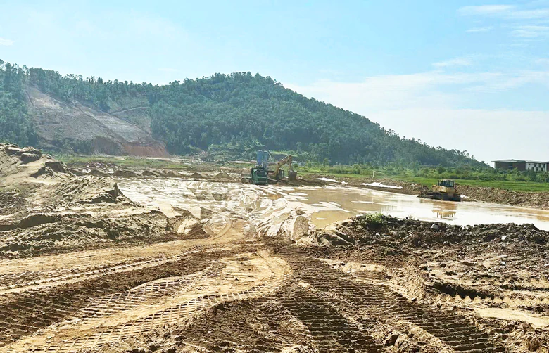 Cao tốc Vinh - Thanh Thuỷ khởi công gần 5 tháng vẫn chưa có bãi đổ thải - Ảnh 1.