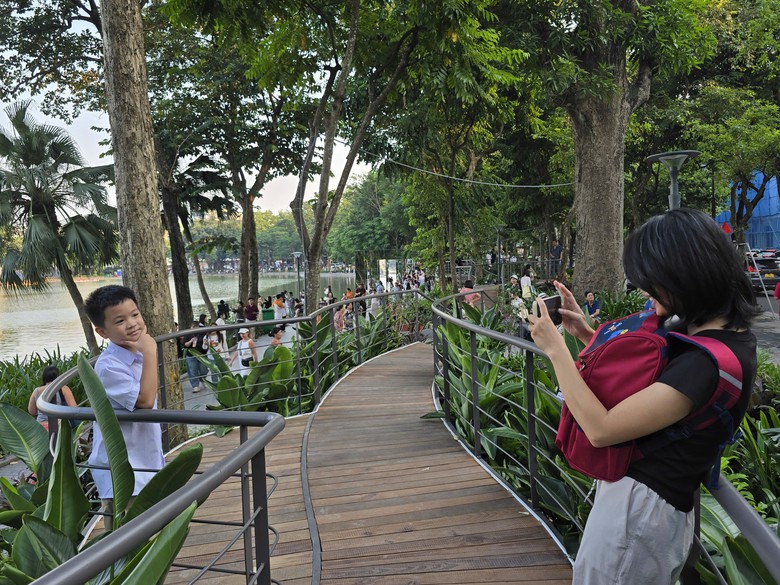 Làm mới cảm xúc với không gian nghệ thuật “Dải lụa ký ức” bên hồ Hoàn Kiếm - Ảnh 26.