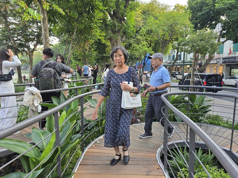 Làm mới cảm xúc với không gian nghệ thuật “Dải lụa ký ức” bên hồ Hoàn Kiếm - Ảnh 23.