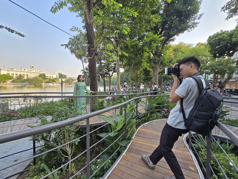 Làm mới cảm xúc với không gian nghệ thuật “Dải lụa ký ức” bên hồ Hoàn Kiếm - Ảnh 30.
