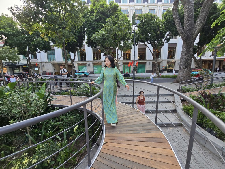 Làm mới cảm xúc với không gian nghệ thuật “Dải lụa ký ức” bên hồ Hoàn Kiếm - Ảnh 24.
