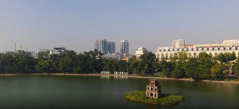 Làm mới cảm xúc với không gian nghệ thuật “Dải lụa ký ức” bên hồ Hoàn Kiếm - Ảnh 1.