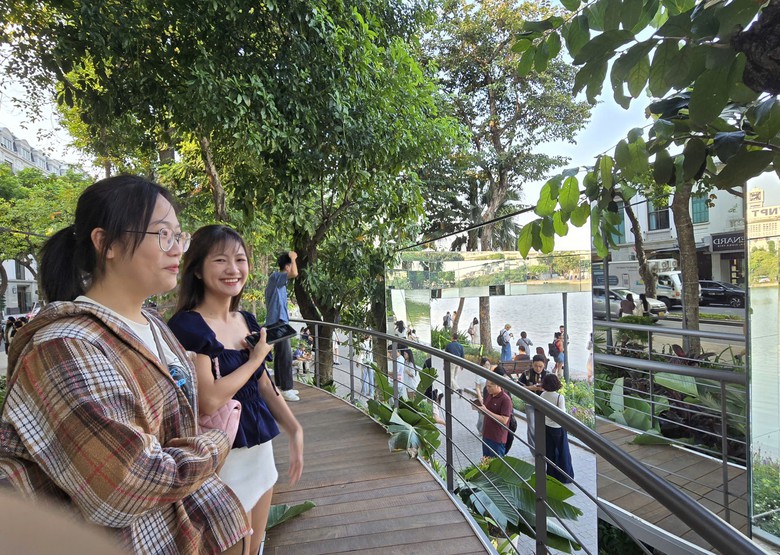 Làm mới cảm xúc với không gian nghệ thuật “Dải lụa ký ức” bên hồ Hoàn Kiếm - Ảnh 28.