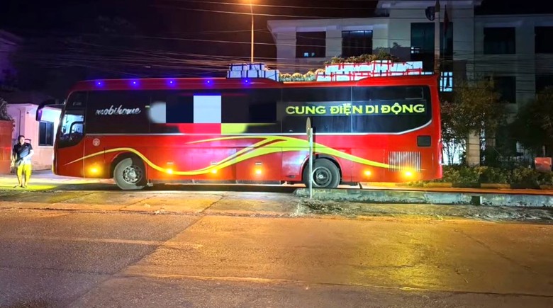 Phạt tài xế và chủ xe giường nằm chở vượt kích thước  trên quốc lộ 2 qua Tuyên Quang- Ảnh 1.