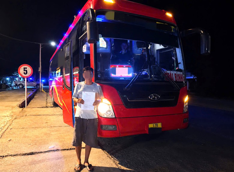 Phạt tài xế và chủ xe giường nằm chở vượt kích thước  trên quốc lộ 2 qua Tuyên Quang- Ảnh 2.
