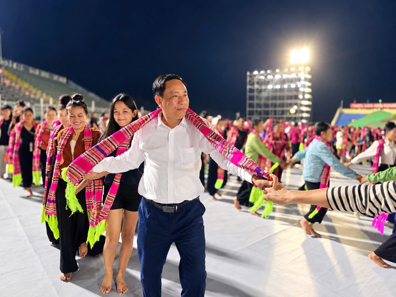 Về nơi sáng gặt lúa, chiều hái ngô, tối múa xòe ở Lào Cai- Ảnh 15.