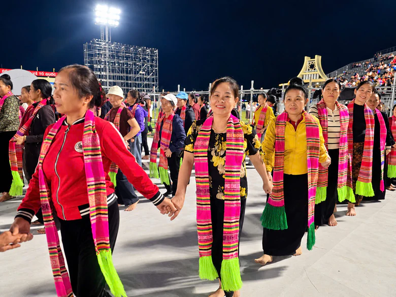 Về nơi sáng gặt lúa, chiều hái ngô, tối múa xòe ở Lào Cai- Ảnh 11.