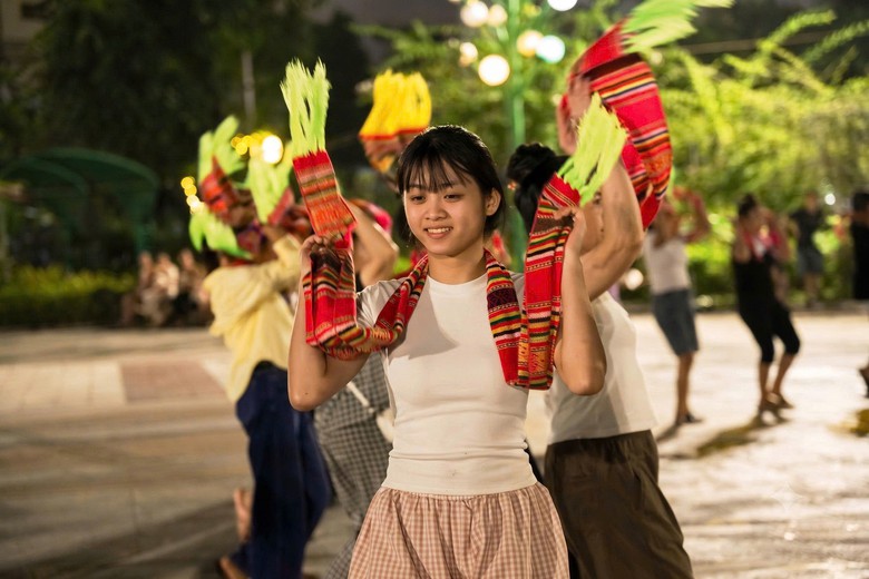 Về nơi sáng gặt lúa, chiều hái ngô, tối múa xòe ở Lào Cai- Ảnh 7.
