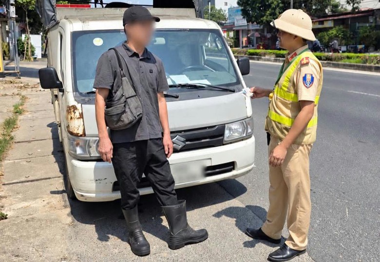 Phú Thọ: Phát hiện ô tô chở hơn 800 kg lòng lợn bốc mùi hôi thối- Ảnh 1.