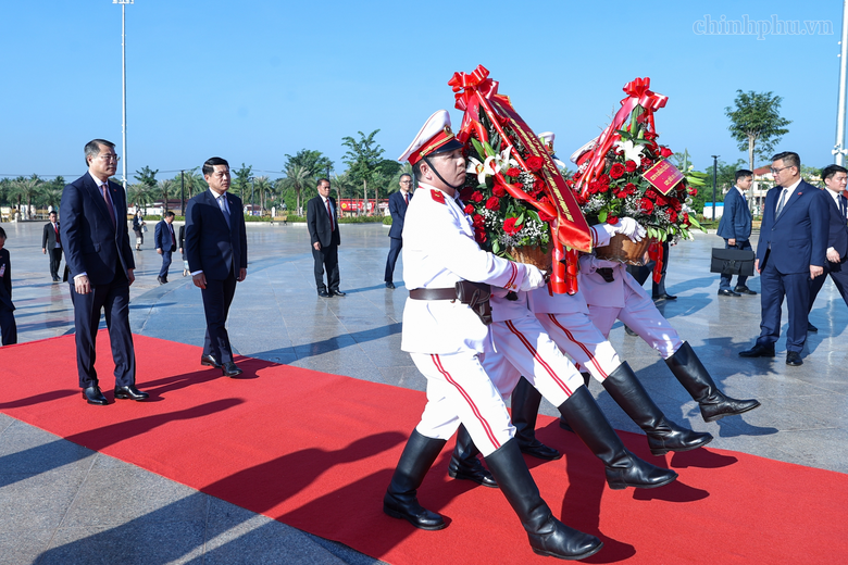 Hai Thủ tướng Việt Nam, Lào dâng hoa tưởng niệm Chủ tịch Hồ Chí Minh, Chủ tịch Kaysone Phomvihane, Chủ tịch Souphanouvong - Ảnh 1.