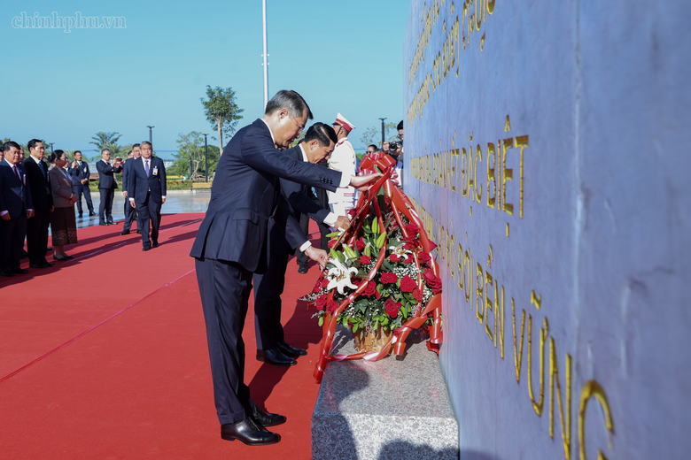 Hai Thủ tướng Việt Nam, Lào dâng hoa tưởng niệm Chủ tịch Hồ Chí Minh, Chủ tịch Kaysone Phomvihane, Chủ tịch Souphanouvong - Ảnh 2.
