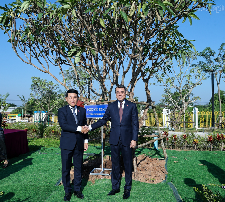 Hai Thủ tướng Việt Nam, Lào dâng hoa tưởng niệm Chủ tịch Hồ Chí Minh, Chủ tịch Kaysone Phomvihane, Chủ tịch Souphanouvong - Ảnh 5.