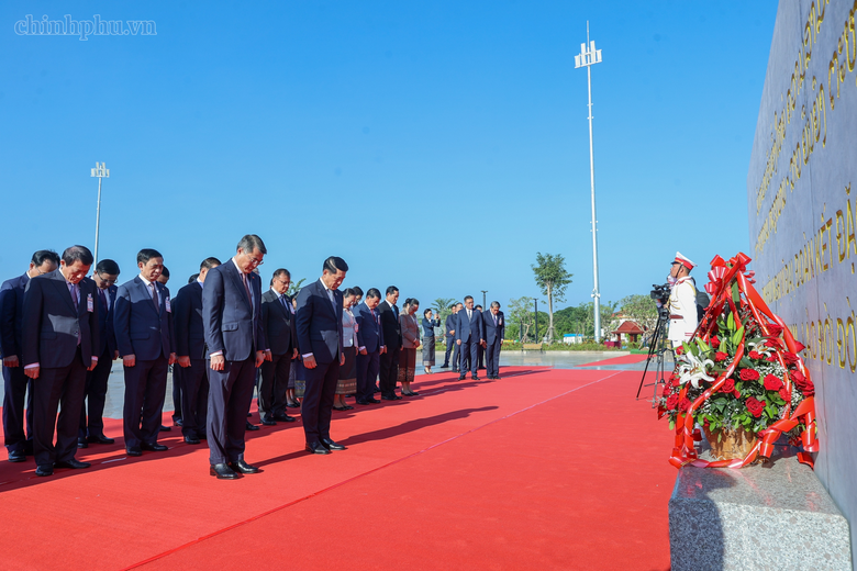 Hai Thủ tướng Việt Nam, Lào dâng hoa tưởng niệm Chủ tịch Hồ Chí Minh, Chủ tịch Kaysone Phomvihane, Chủ tịch Souphanouvong - Ảnh 3.
