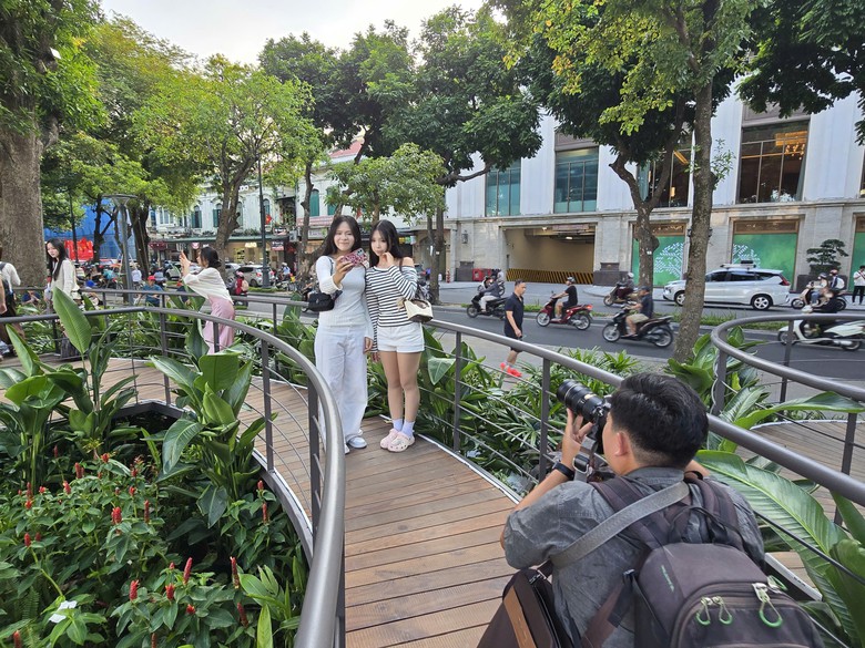 Làm mới cảm xúc với không gian nghệ thuật “Dải lụa ký ức” bên hồ Hoàn Kiếm - Ảnh 31.