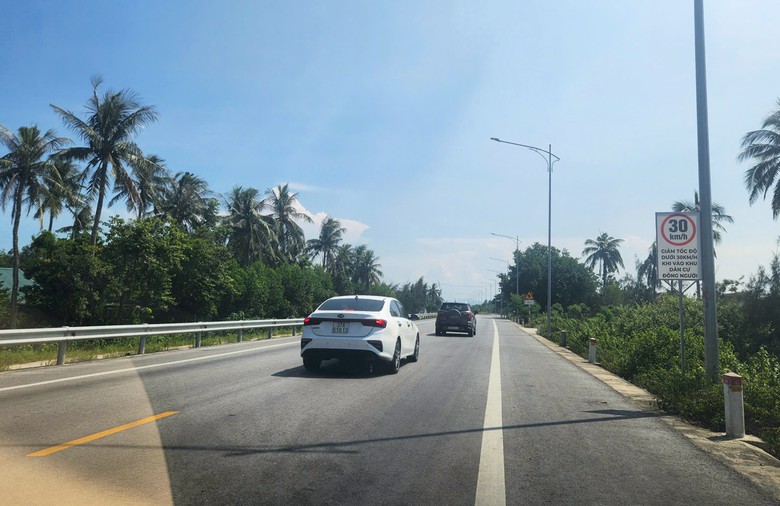 Vì sao đường ven biển 4.651 tỷ đồng ở Nghệ An có nhiều đoạn giới hạn tốc độ 30 – 40km/h?- Ảnh 2.
