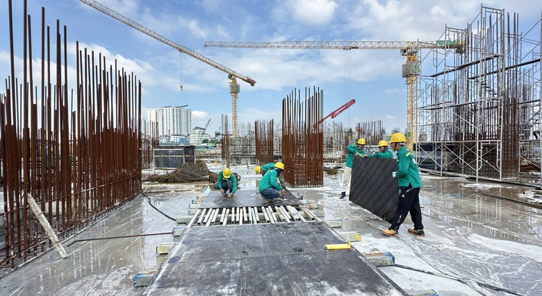 Công trường khát thợ, nhà thầu phải đổi cách giữ người - Ảnh 1.