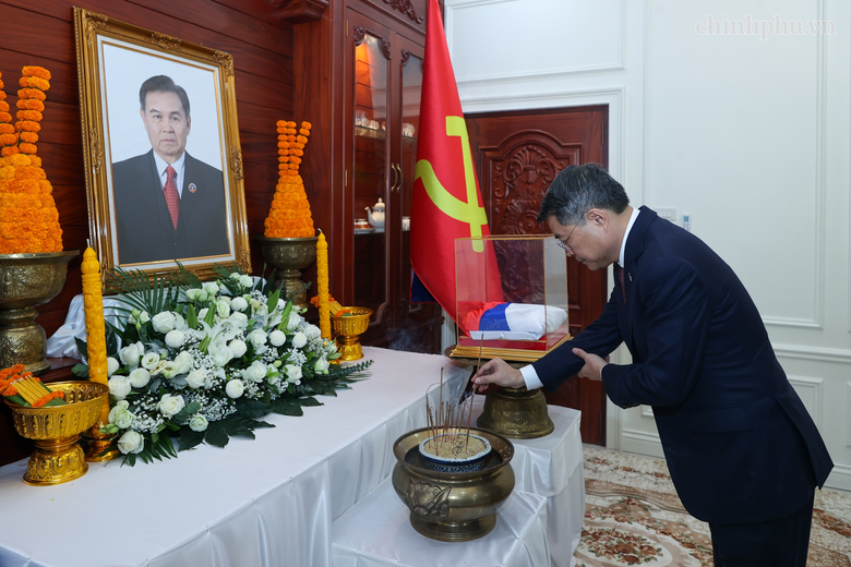 Hai Thủ tướng Việt Nam, Lào dâng hoa tưởng niệm Chủ tịch Hồ Chí Minh, Chủ tịch Kaysone Phomvihane, Chủ tịch Souphanouvong - Ảnh 6.