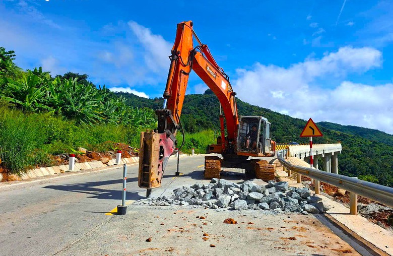 Quốc lộ 28B sạt trượt sau mưa lớn, nhà thầu mở đường tạm phục vụ thông xe- Ảnh 1.